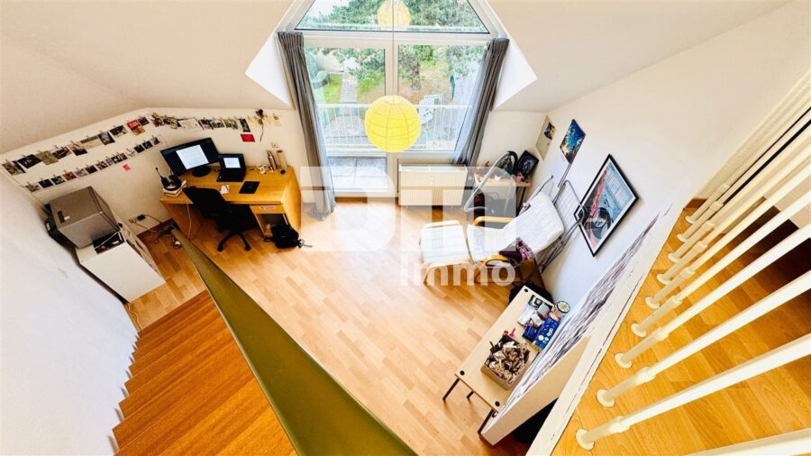 Modernes Einzimmer-Apartment mit Maisonettebereich + PKW-Stellplatz Nähe Uni - Offener Wohn / Essbereich